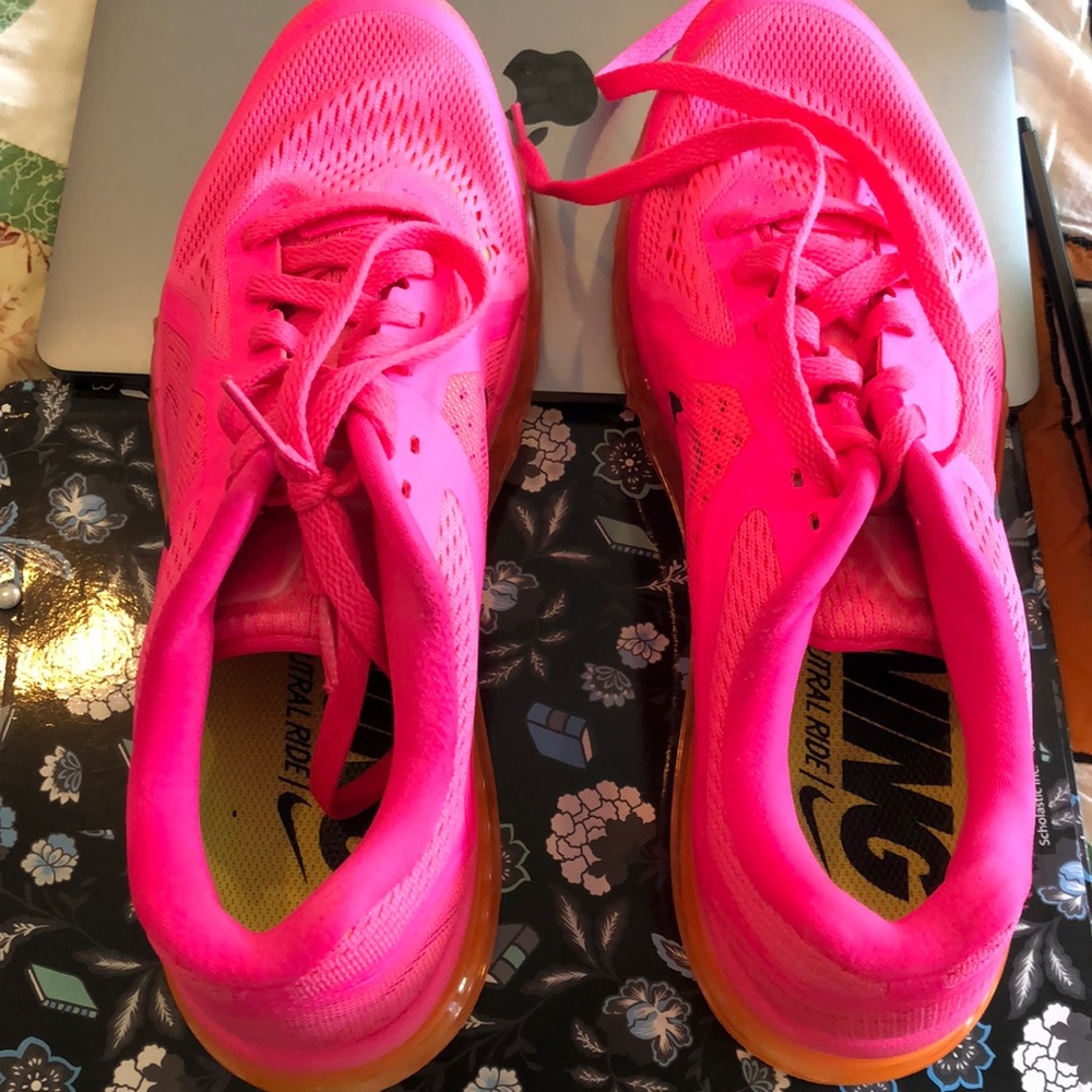 Nike AirMax Women’s sz 11 only tried on. Hot pink!